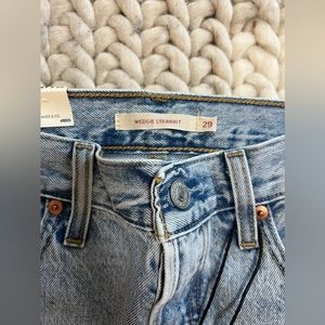 LEVIS 
WEDGIE STRAIGHT FIT WOMEN'S JEANS